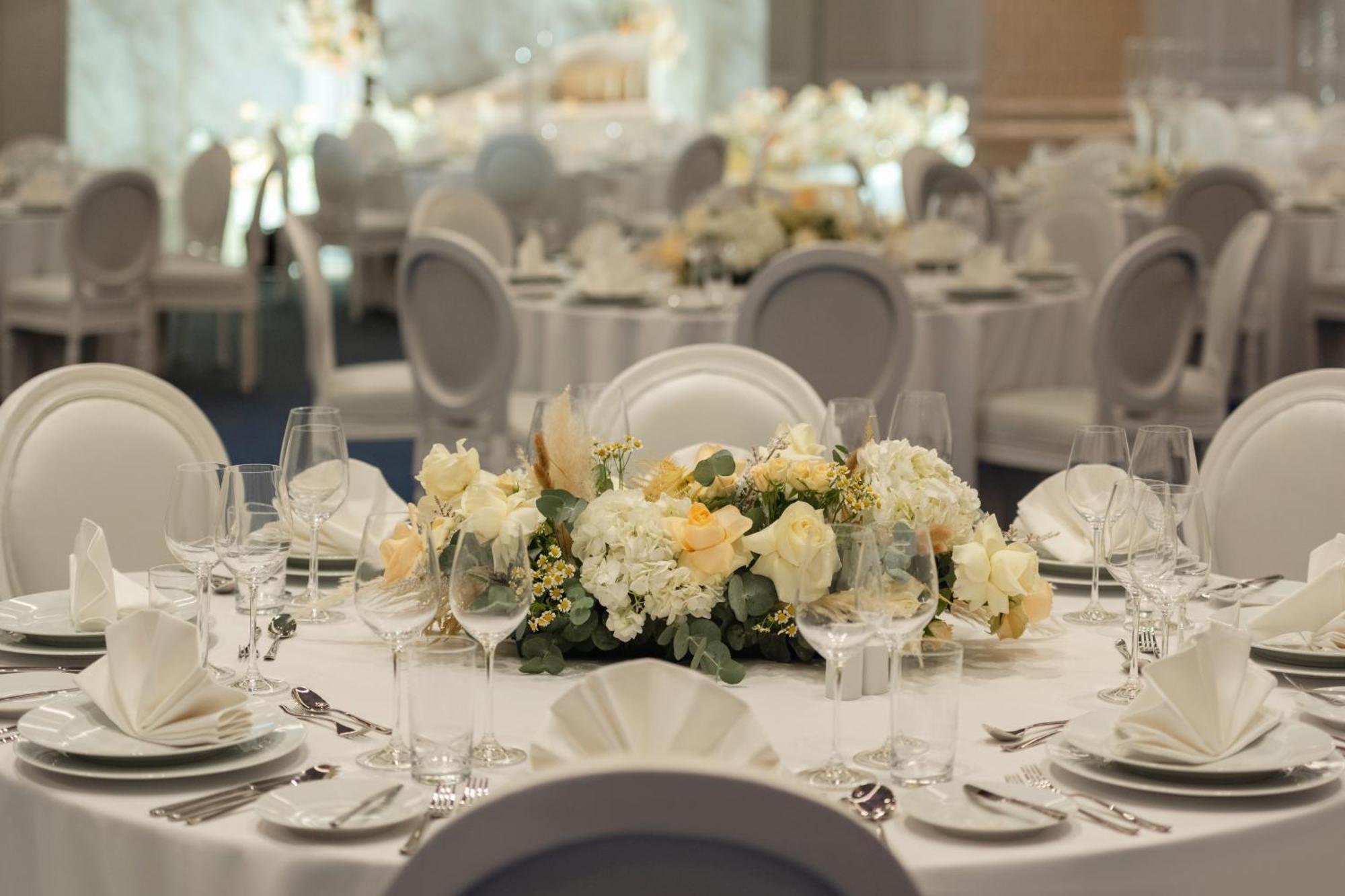 So/ Uptown Dubai Hotel Exterior foto A table set for a formal dinner