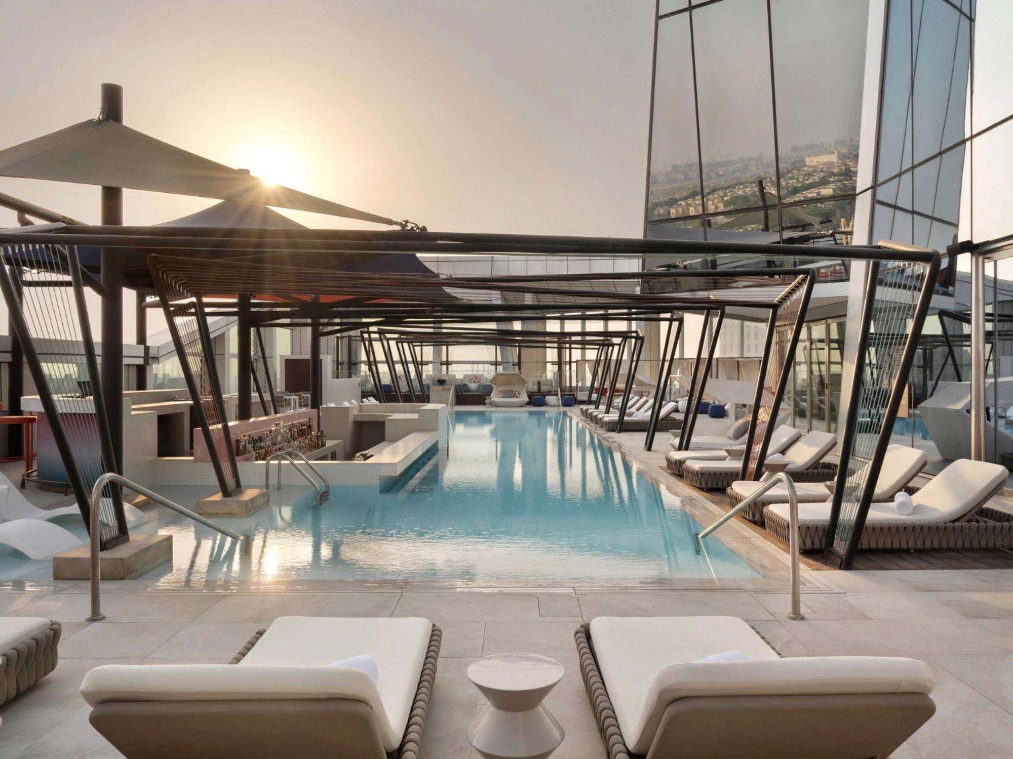 So/ Uptown Dubai Hotel Exterior foto The rooftop pool at the hotel