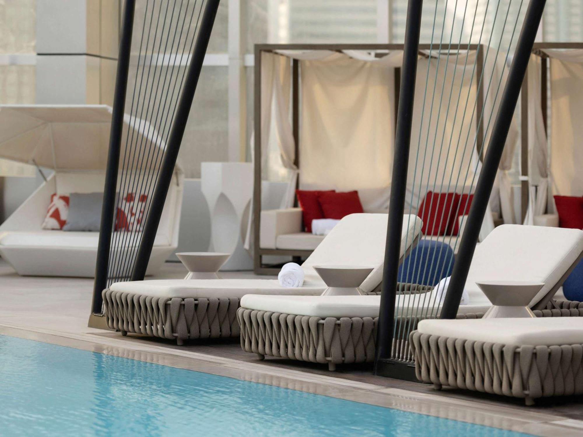 So/ Uptown Dubai Hotel Exterior foto Cabanas at the pool