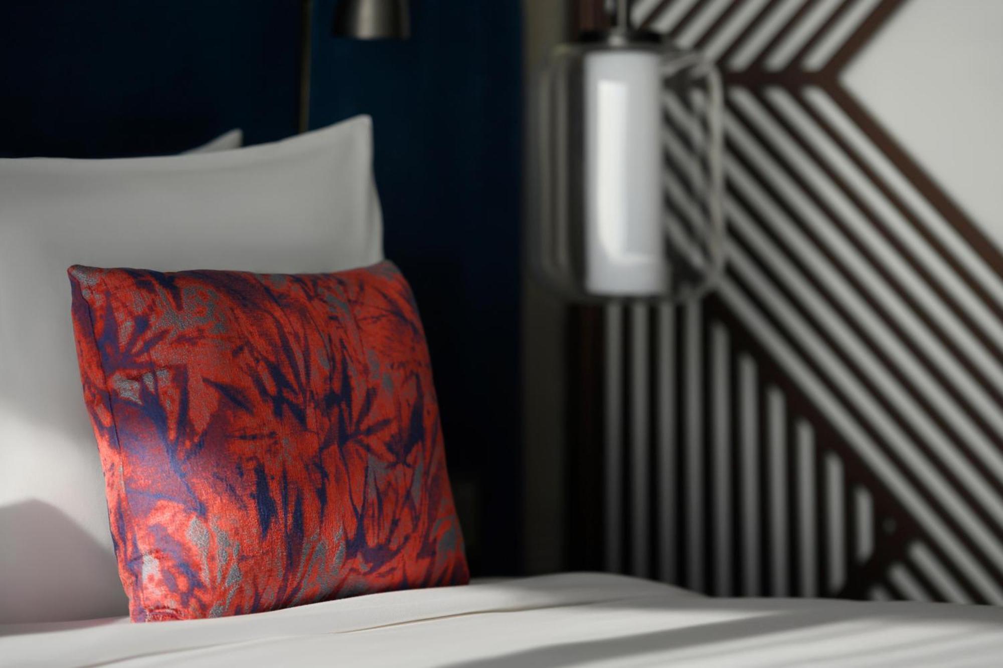 So/ Uptown Dubai Hotel Cameră foto A throw pillow
